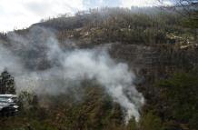 Bomberos combaten el fuego en la quebrada de cerca al barrio Bolaños frente a la vía Cumbayá nor-oriente de Quito