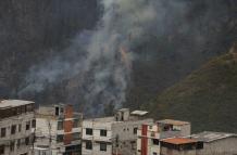 Las llamas del incendio que comenzó en Guápulo y se propagó a otras laderas se podía observar desde las viviendas.