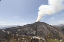 La columna de humo que se generó por el incendio en el cerro Auqui alertó a las personas en Quito.