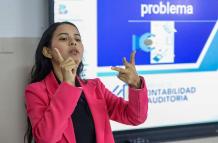Estudiante con discapacidad auditiva se incorpora