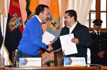 Durante la firma del convenio entre los alcaldes de Quito y Latacunga.