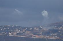 La artillería israelí bombardea la aldea de Odaisseh, en el sur del Líbano, a lo largo de la frontera con Israel, vista desde la Alta Galilea, al norte de Israel.
