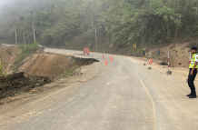 Socavón en vía Cuenca-Girón-Pasaje