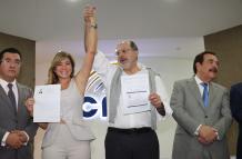 Henry Kronfle y Dallyana Passailaigue oficializaron su candidatura en el CNE