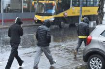 La fuerte lluvia dejó un vehículo atrapado por acumulación de agua en el sur de Quito.