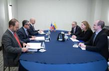 Diplomacia ecuatoriana junto a sus pares de Estados Unidos.