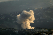 Columna de humo tras un ataque israelí en la villa de Kafr Kila, en el sur del Líbano.