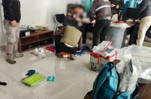 Agentes de la Policía y Fiscalía se incautaron pasaportes, cédulas y varios documentos, durante los allanamientos por el presunto tráfico de migrantes.