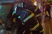Los Bomberos rescataron a las víctimas que se quedaron atrapadas dentro del vehículo, tras el choque en la autopista General Rumiñahui.