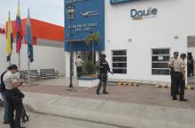 Sujeto vestido de policía, investigado por falsos allanamientos
