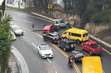 El choque en Miravalle ocurrió cuando los vehículos viajaban en la vía que conecta a Quito con Cumbayá.