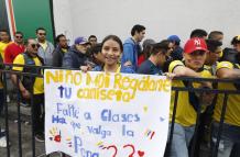Entre los hinchas se encontraba Mildred Auquilla, que, emocionada, mostraba un cartel.