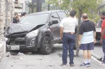 Agentes de tránsito acudieron al sitio para investigar lo ocurrido. Los vehículos luego fueron retirados en grúas.