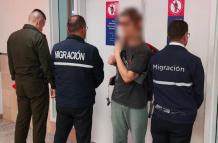 Ecuador deportó a estadounidense con antecedentes penales y pasaporte falso