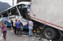 El bus y el camión se impactaron cuando circulaban por la vía Alóag - Santo Domingo. Hubo otro vehículo involucrado.