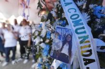 Personas se reúnen en la casa en dónde vivía Sofía Delgado niña de 12 años asesinada, este viernes en Candelaria (Colombia).