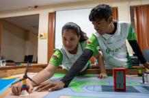 Jóvenes trabajan en un prototipo de robot en la ciudadela Nueva Prosperina, en la ciudad de Guayaquil (Ecuador).