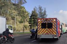 Varias personas resultaron heridas por el impacto de un bus y una plataforma en la av. Simón Bolívar, en el sur de Quito.