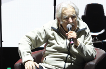 Fotografía del expresidente uruguayo José 'Pepe' Mujica hablando durante un evento de cierre de campaña electoral de su sector político, en Montevideo, el sábado 19 de octubre de 2024.