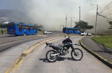 Un incendio forestal en el sector del redondel de Cumandá obligó a cerrar el paso en sentido sur - norte de Quito.