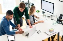 Referencial. Empleados cumpliendo con su jornada laboral.