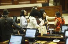 Paola Cabezas, asambleísta del correísmo, al final de la sesión del Pleno