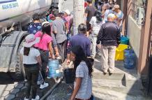 El alcalde Pabel Muñoz solicitó que en Quito se reduzca el consumo de agua, sin embargo, en algunos barrios el agua es limitada y se recibe en tanqueros.