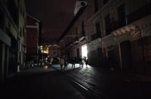 Quito a oscuras por los cortes de luz.