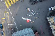 Mundo, Suiza, Un "fósil plástico" de Greenpeace pide al mundo