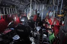 Fuerzas Armadas trasladó droga incautada y 14 personas detenidas desde Galápagos a Guayaquil