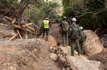 Efectivos de la Unidad Militar de Emergencia (UME) trabajan en la cañada de Letur (Albacete) este viernes