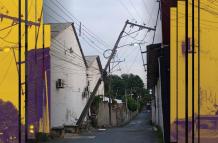 Poste a punto de caer en la avenida Carlos Julio Arosemena
