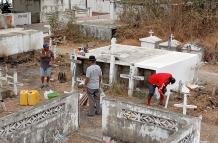 LOS DEUDOS DANDO MANTENIMIENTO AL CEMENTERIO