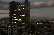 Fotografía de archivo de un atardecer en el centro financiero del norte de Quito en medio de un apagón por la crisis energética que atraviesa Ecuador.