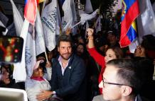 Jan Topic se presentó este domingo en las afueras del TCE para escuchar la resolución sobre su candidatura.