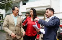 Veloz acudió a la CC acompañado por la aspirante a la Vicepresidencia por el PSE, Verónica Silva y Gustavo Vallejo, presidente del partido.