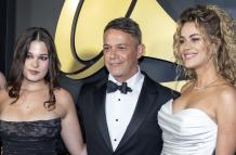 Alejandro Sanz con su hija Manuela y su nueva pareja, Candela Marquez, en los Grammy Latinos