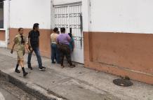 Institución. Madres piden información en escuela República de Costa Rica.