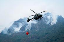 helicóptero lanzando agua