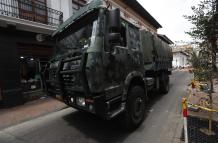Los militares ingresaron en vehículos de las Fuerzas Armadas a los exteriores del palacio de Carondelet, en el Centro de Quito, por las manifestaciones.