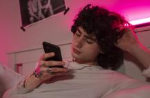 medium-shot-teen-holding-smartphone