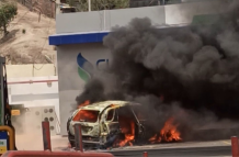 Los bomberos de Manta acudieron rápidamente al lugar para controlar la emergencia.