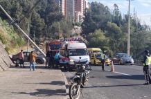 Una persona falleció por el choque de un auto y un poste en la av. Mariscal Sucre, en Quito.