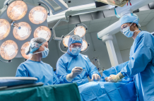 Referencial. Doctores operando.
