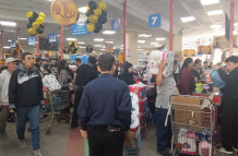 Las cajas de una cadena de supermercados de Cuenca lucieron abarrotadas de personas que realizaba sus comprar en el 'black friday'.
