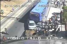 El choque entre el auto y el bus de transporte público dejó una persona herida.