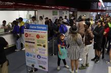 En las boleterías de las paradas del Metro suele haber una sola persona para atender a decenas de pasajeros. Se generan largas filas.
