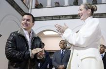 Daniel Noboa y Lavinia Valbonesi, su esposa, bailaron al son de la banda municipal durante la Serenata Quiteña de 2023.