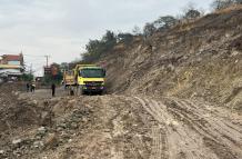 Un derrumbe afectó el paso en la vía Cuenca - Girón - Pasaje, que une las provincias de Azuay y El Oro.