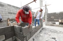 Trabajadores edifican viviendas en urbanización de vía a la costa.